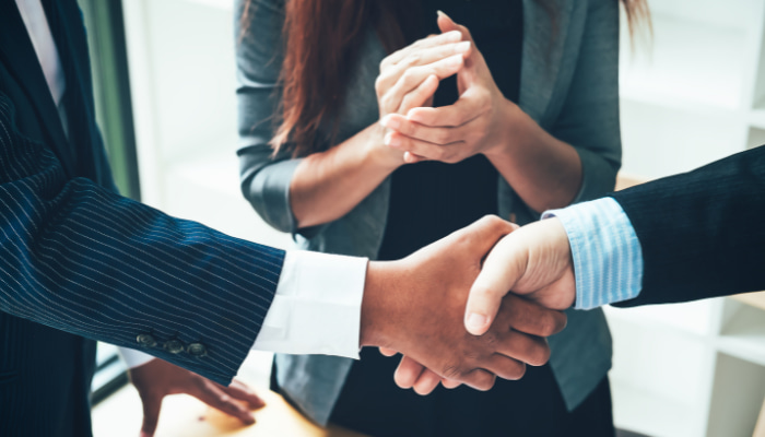 握手をするサラリーマン