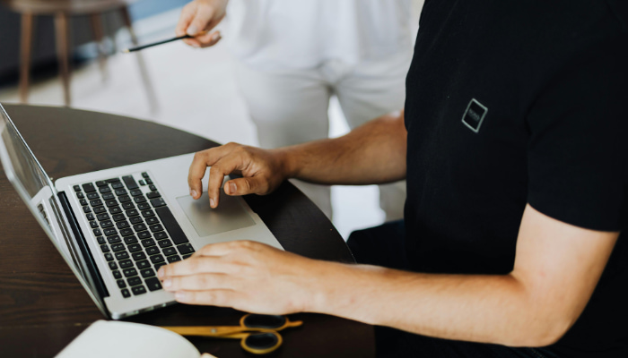 パソコンで作業をしている男性