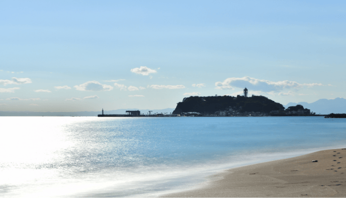 東浜から望む江の島